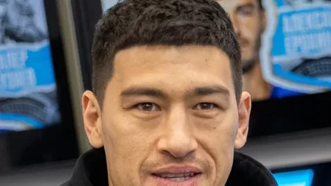 Dmitry Bivol, actual campeon mundial de semipesados ante quien se medira el ganador de Whittaker-Wallace