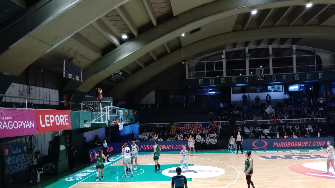 Accion de un partido de la WBL Americas, el torneo femenino de clubes de FIBA