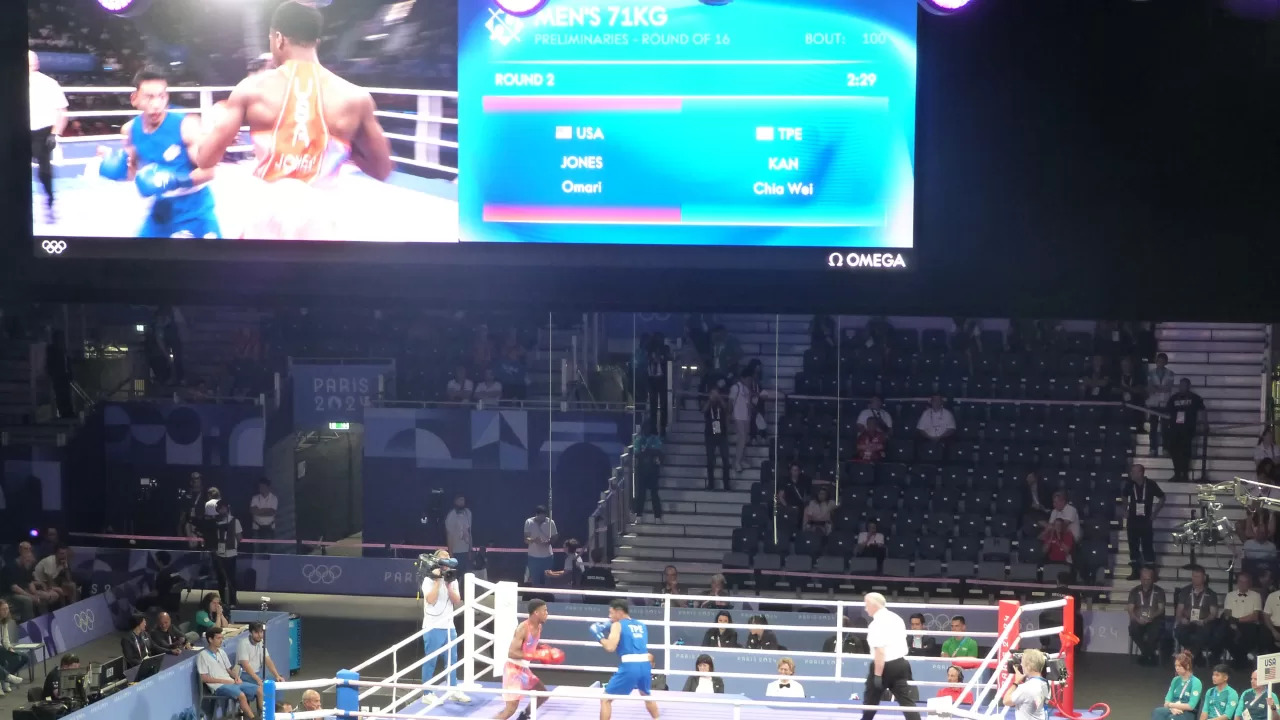 Omari Jones durante su combate en los Juegos Olimpicos de Paris 2024