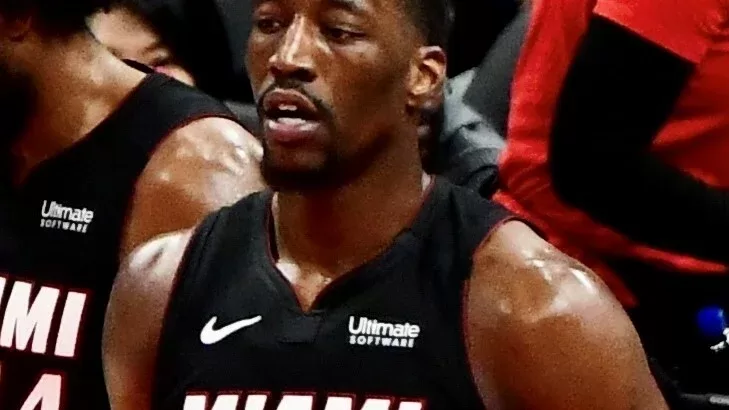 Bam Adebayo con la camiseta del Miami Heat