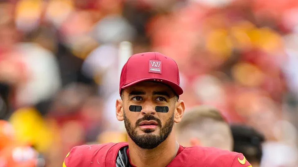 Marcus Mariota, mariscal de campo de los Washington Commanders