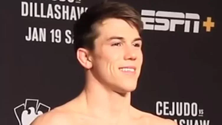 Alexander Hernandez, ganador por nocaut tecnico sobre Rafael dos Anjos en UFC 332