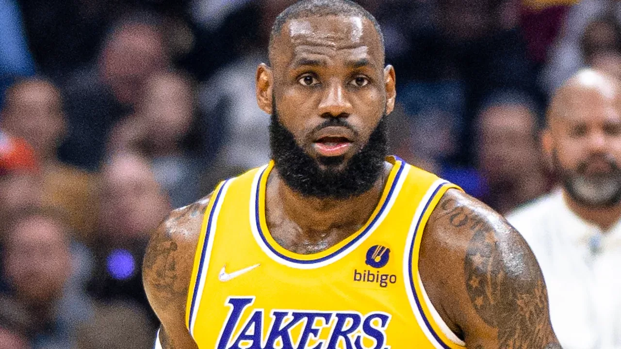 LeBron James disputando un partido con la camiseta de Los Angeles Lakers antes de su fichaje por Philadelphia 76ers