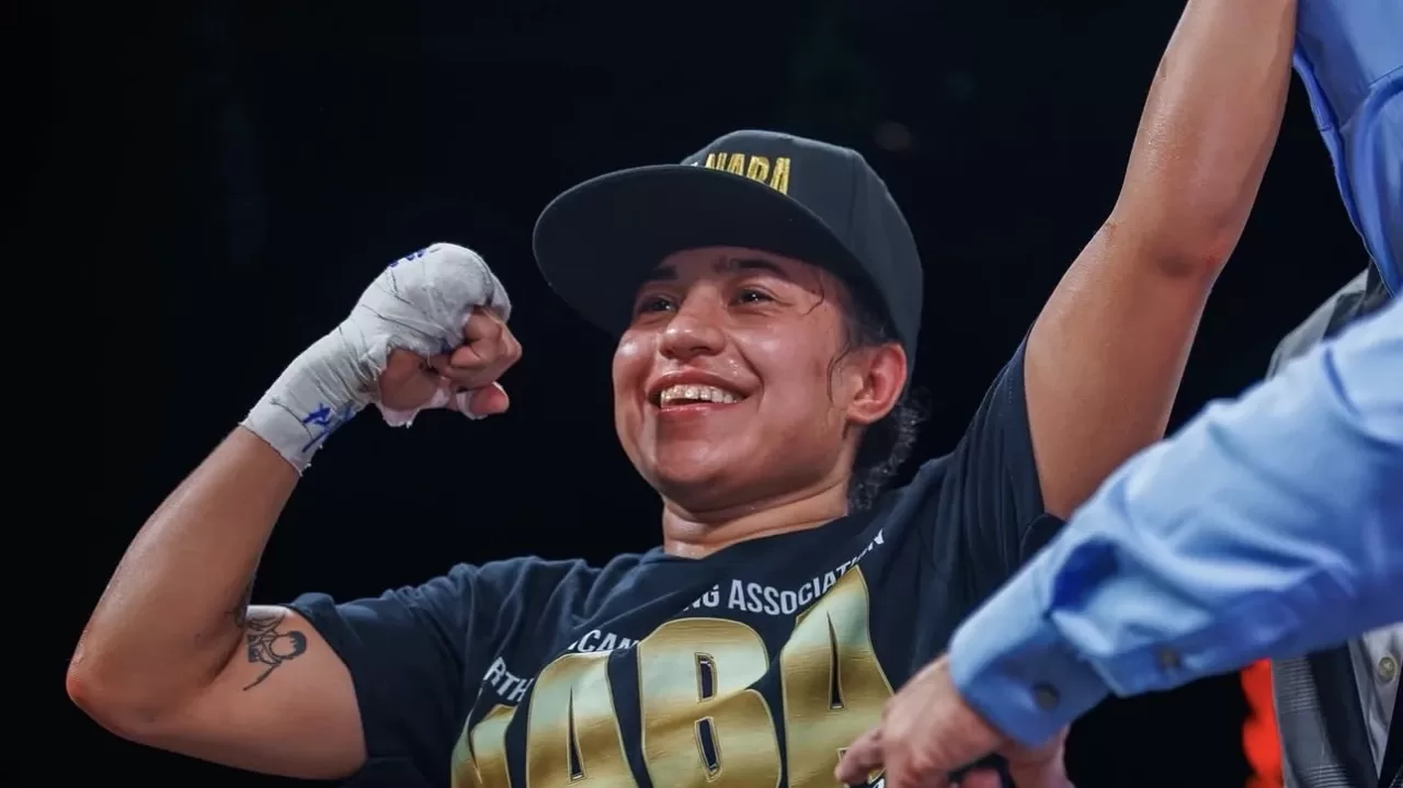Naomy Cardenas celebra tras ganar el titulo NABA supermosca