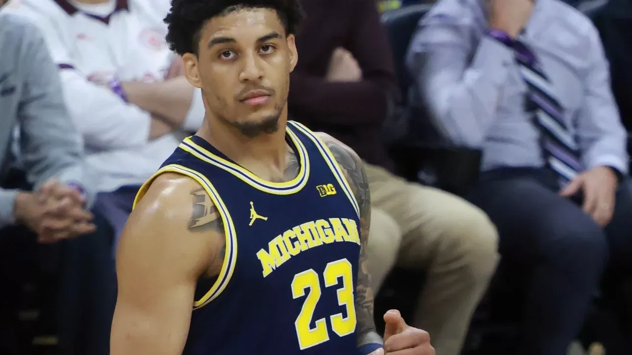 Yaxel Lendeborg durante un partido universitario con Michigan