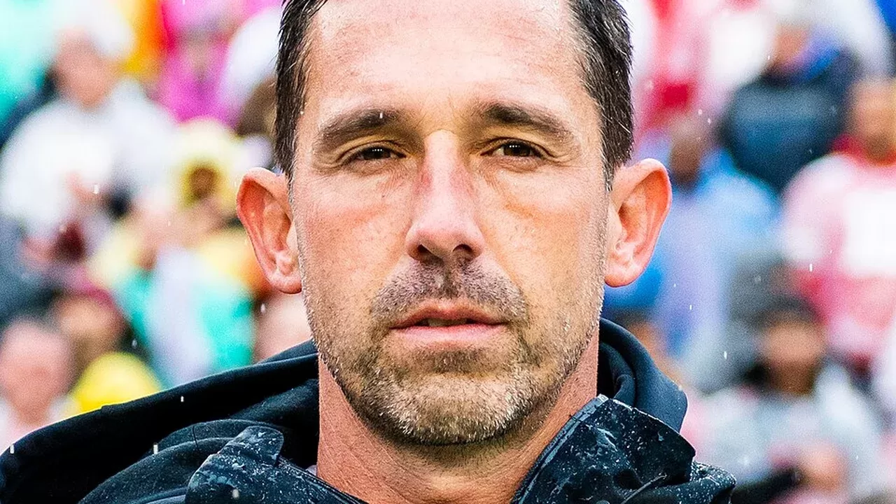 Kyle Shanahan, entrenador en jefe de los San Francisco 49ers, en el campo durante un partido