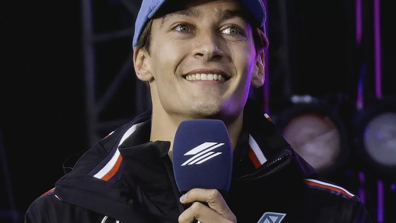 George Russell, piloto de Mercedes, en una entrevista durante un fin de semana de carrera