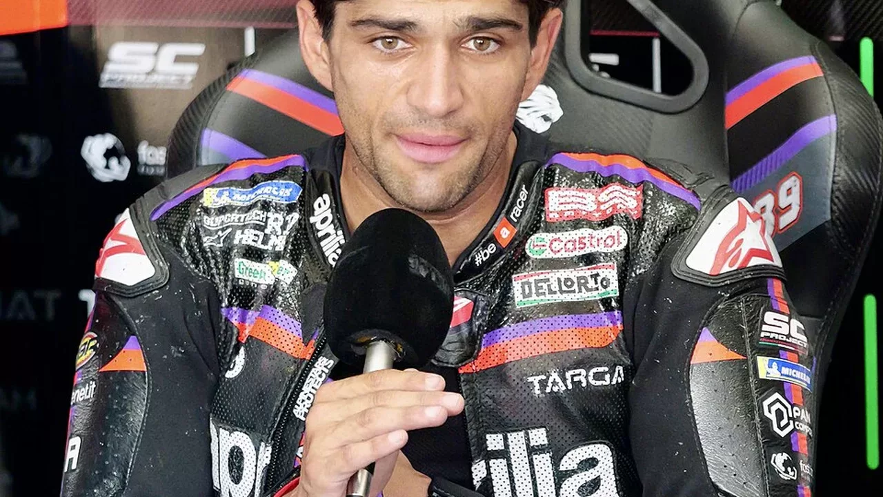 Jorge Martín, piloto de Aprilia Racing, durante una entrevista en el paddock de MotoGP
