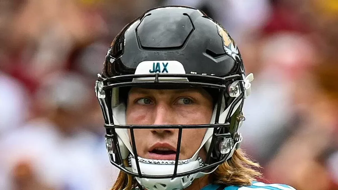 Trevor Lawrence, mariscal de campo de los Jacksonville Jaguars, con el casco del equipo