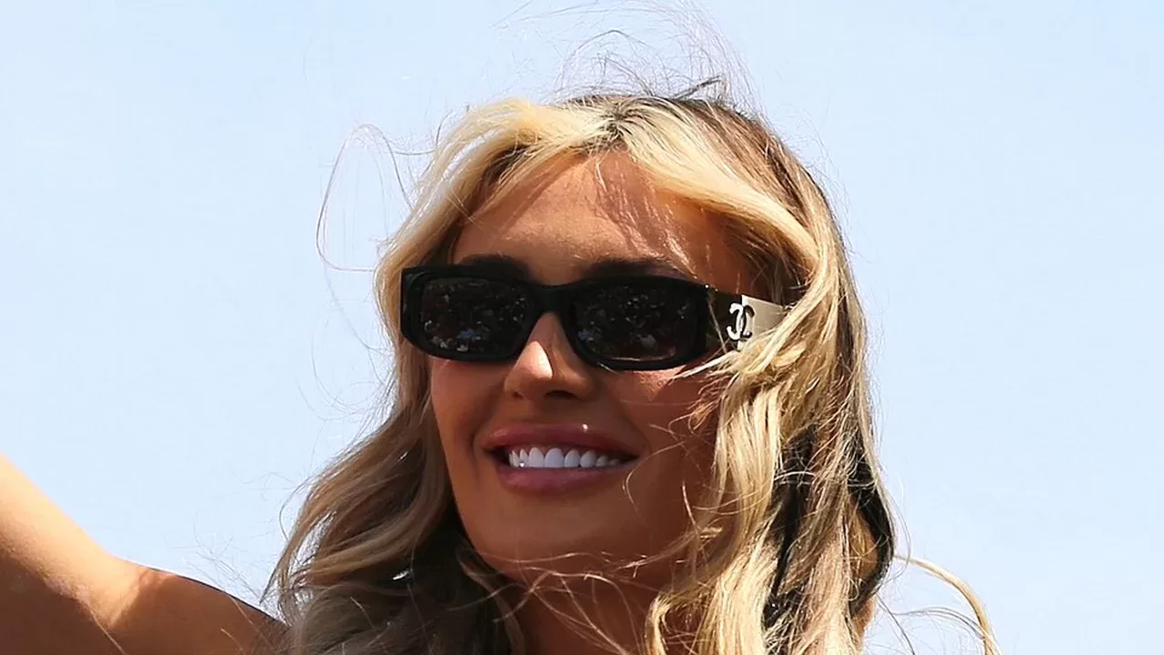 Tiffany Stratton, superestrella de WWE, sonriendo en un evento