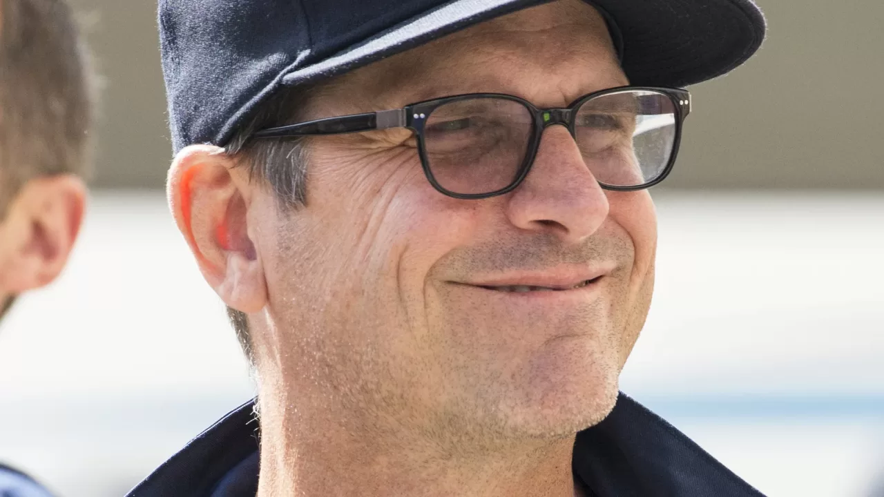 El entrenador en jefe de los Chargers, Jim Harbaugh