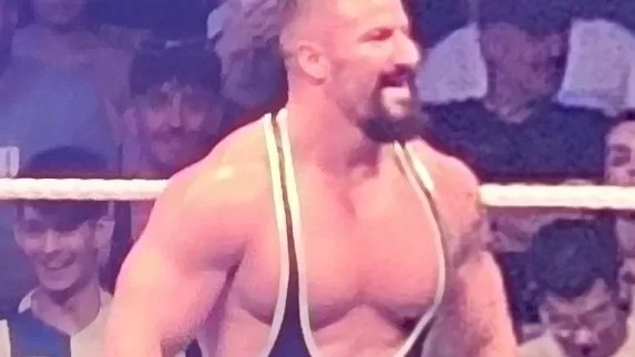Bron Breakker durante un combate de WWE