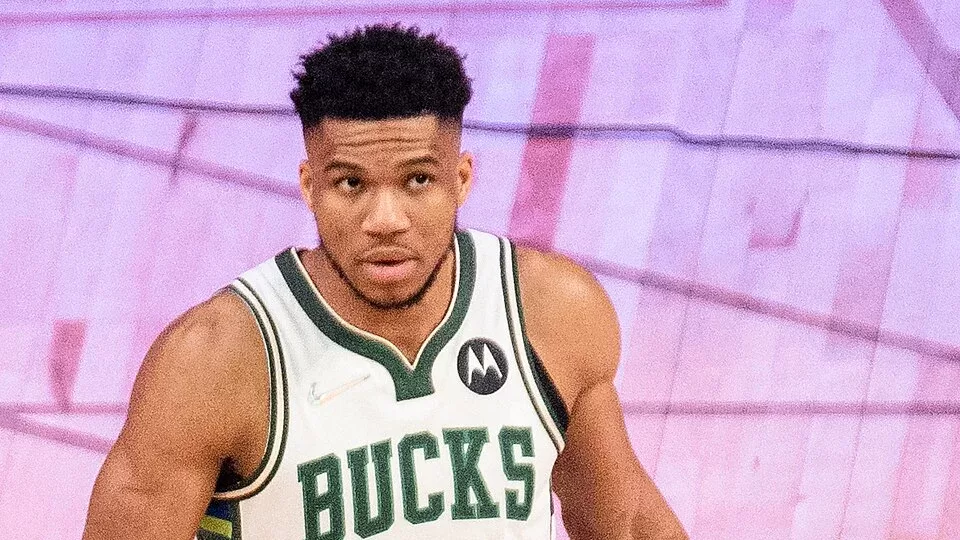 Giannis Antetokounmpo con la camiseta del Miami Heat