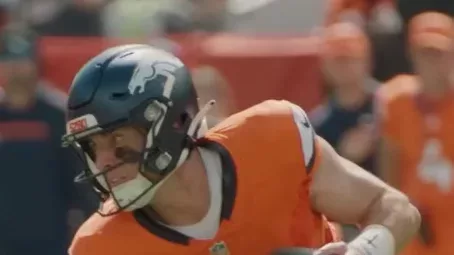 Bo Nix, mariscal de campo de los Denver Broncos, corre con el balon