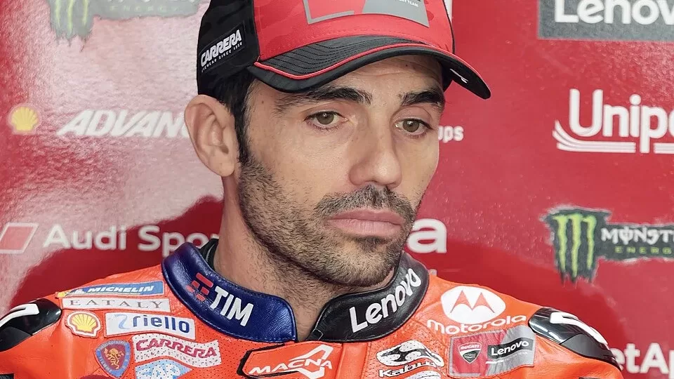 Michele Pirro con el mono de Ducati en el box