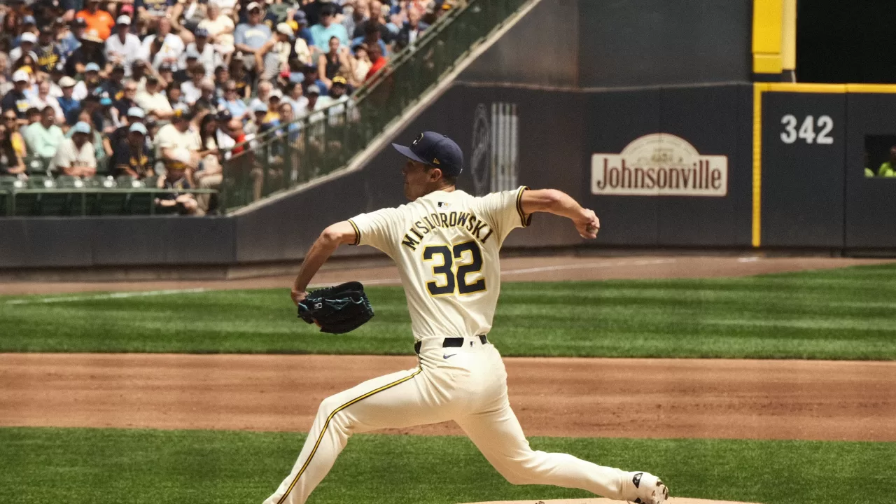 Jacob Misiorowski lanzando con el uniforme de los Milwaukee Brewers