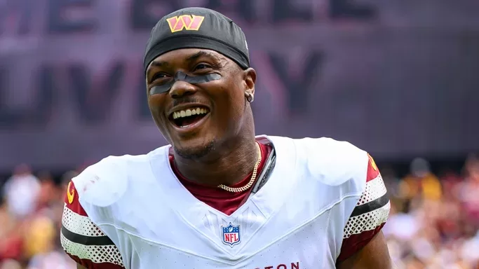 Terry McLaurin celebra con el uniforme de los Washington Commanders