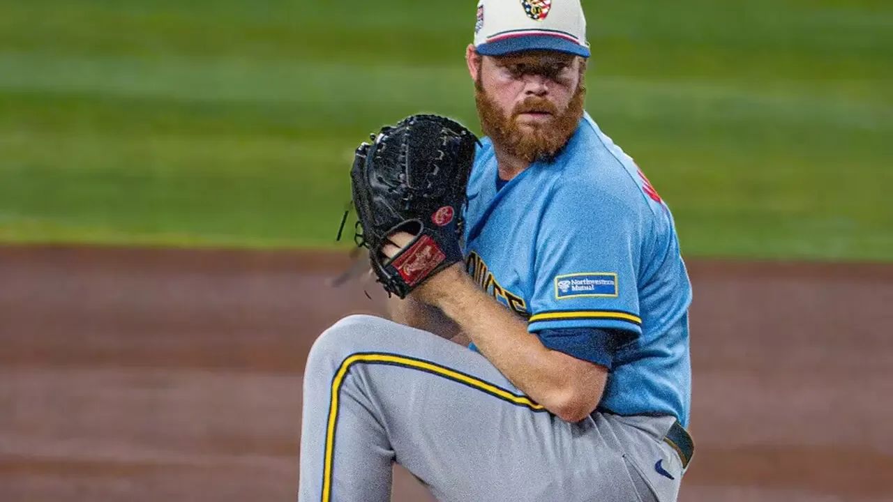 Brandon Woodruff lanzando durante un partido de los Milwaukee Brewers