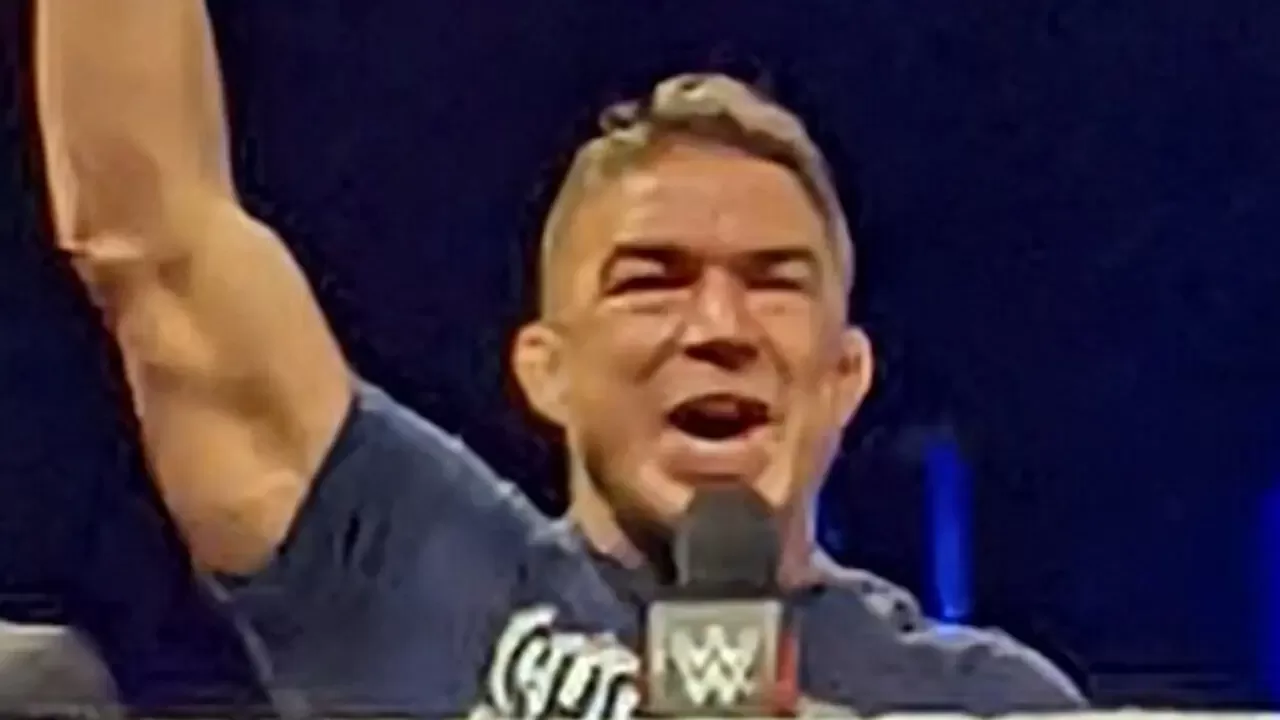 Chad Gable con el microfono en un ring de WWE