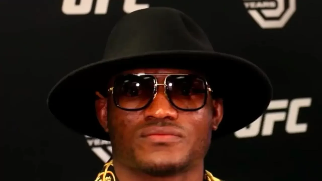 Kamaru Usman en una conferencia de prensa de UFC