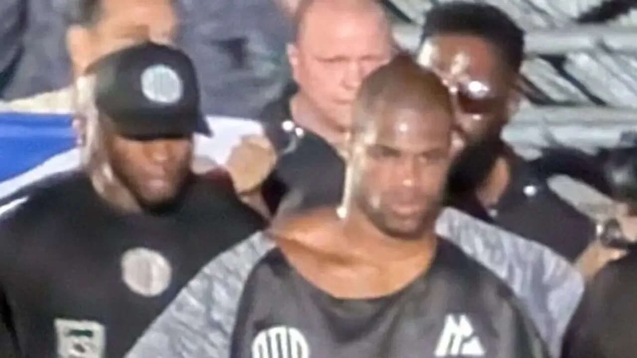 Daniel Dubois caminando hacia el ring antes de una pelea de boxeo