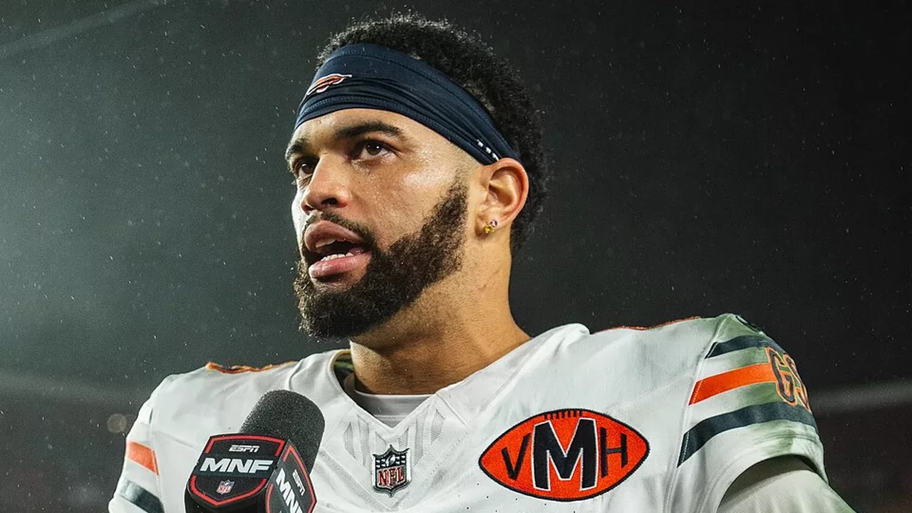 Caleb Williams, quarterback de los Chicago Bears, durante una transmision de Monday Night Football
