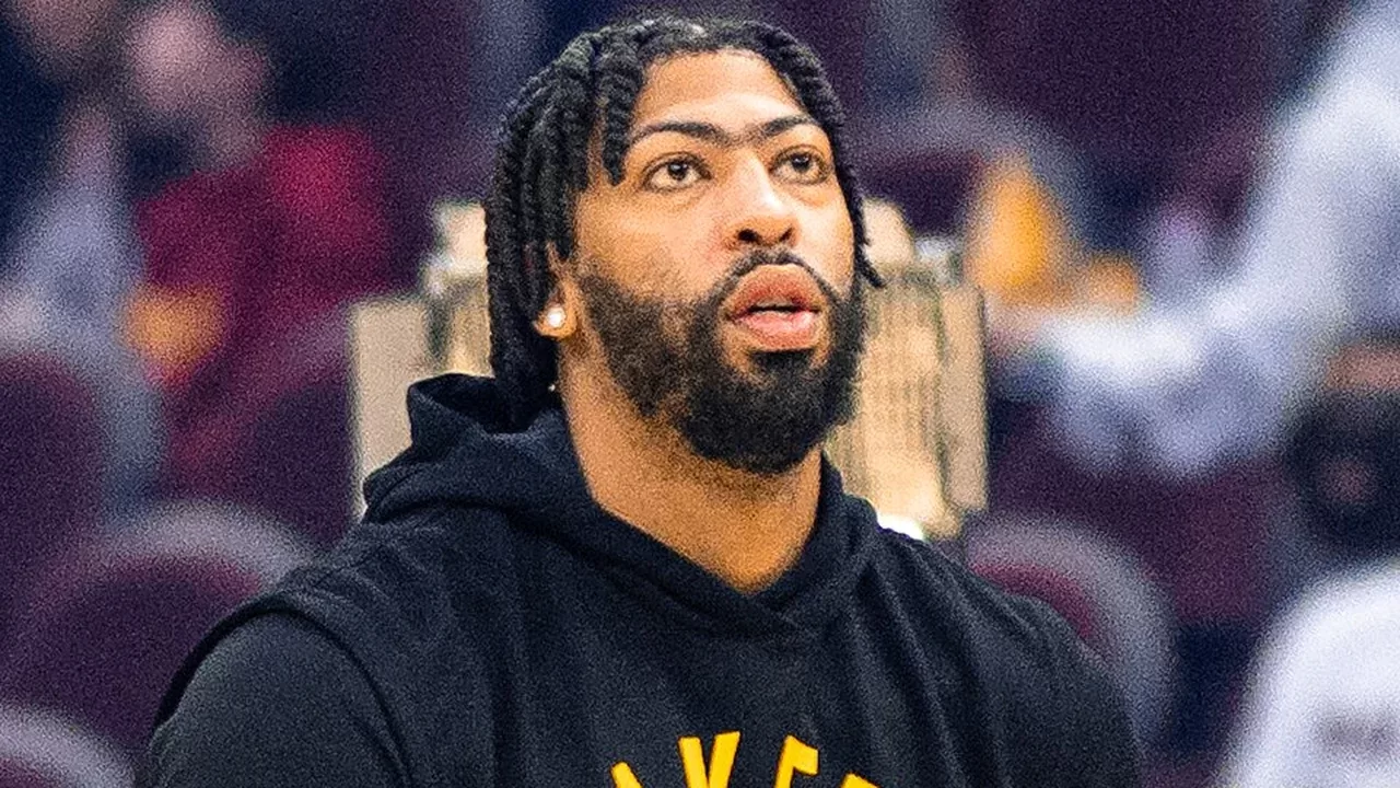 Anthony Davis con la sudadera de los Lakers antes de un partido, previo a su llegada a los Wizards