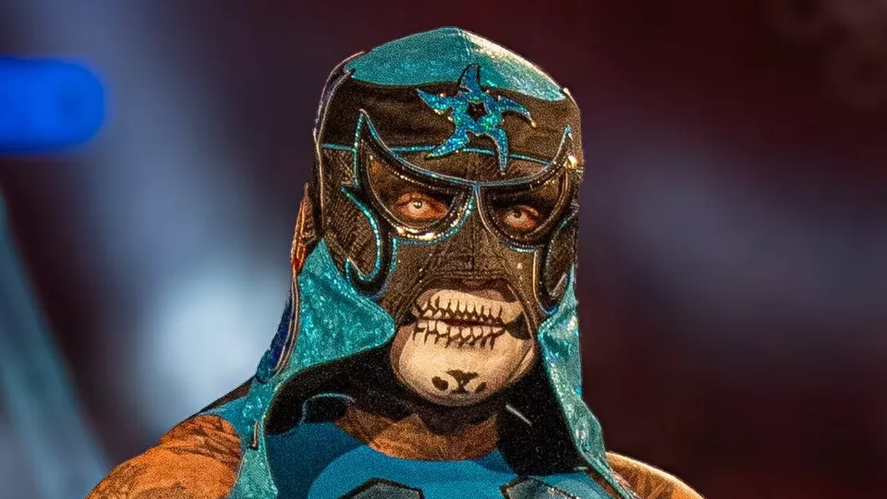 Penta, luchador enmascarado de WWE, durante su entrada a un evento