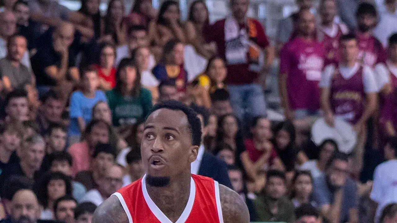 Dee Bost, base del Flamengo, durante un partido de baloncesto profesional
