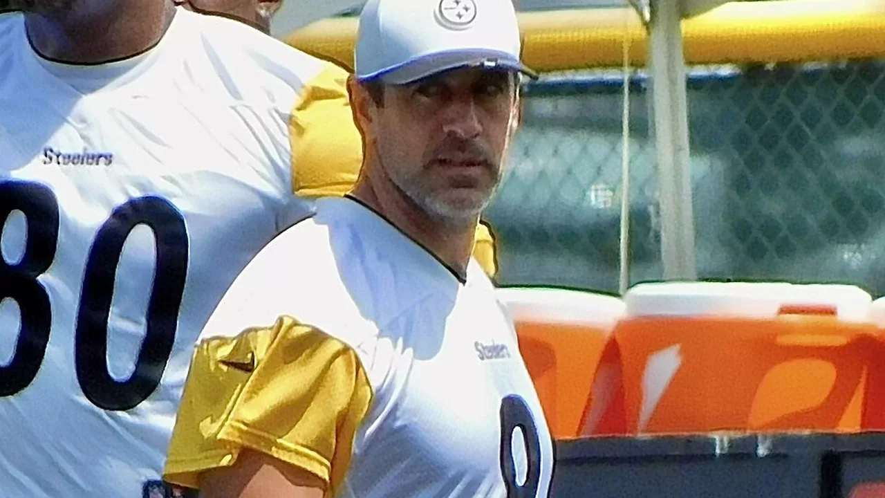 Aaron Rodgers con el uniforme de los Pittsburgh Steelers
