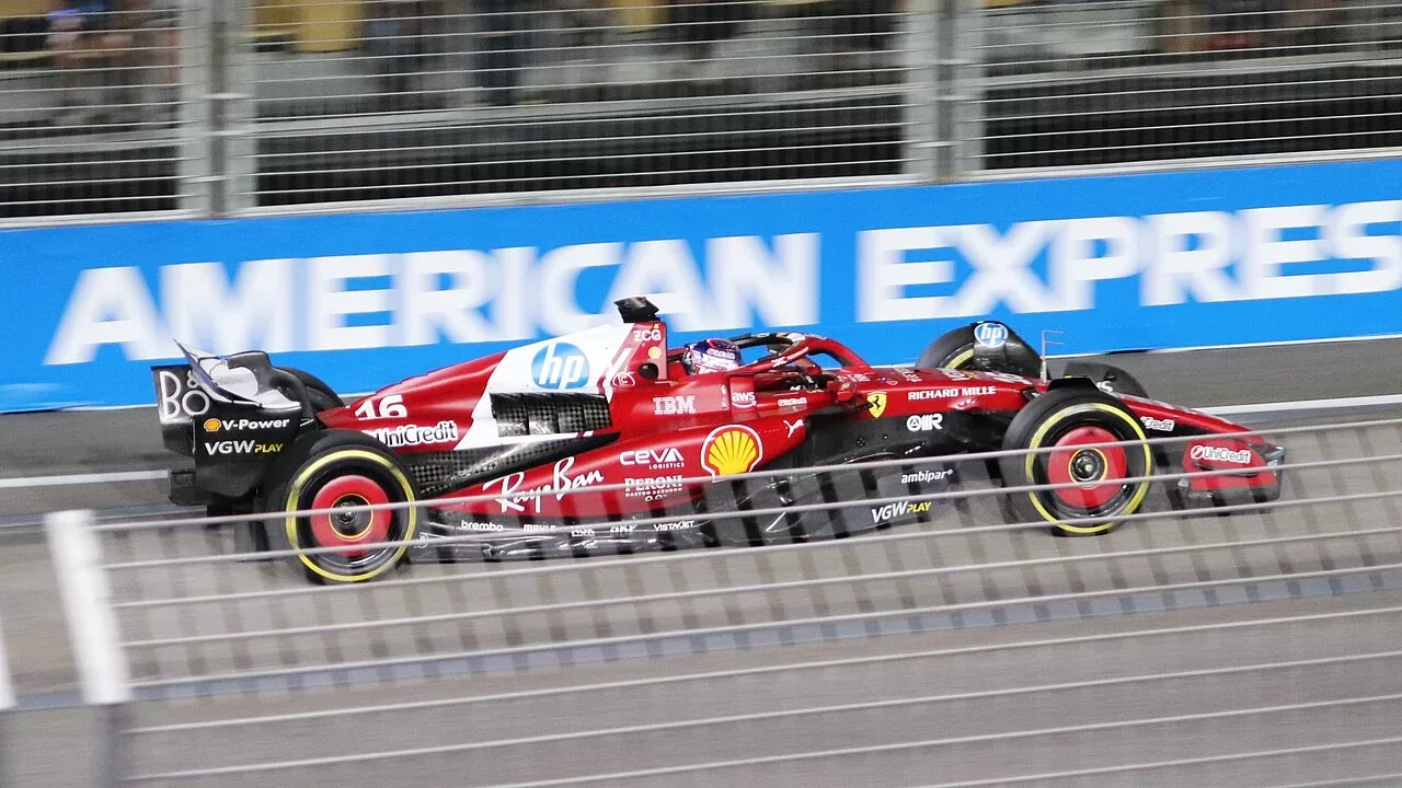 Charles Leclerc al volante de su Ferrari durante una sesion de practica de Formula 1