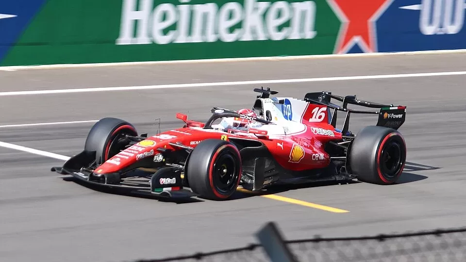 Charles Leclerc con su Ferrari durante una sesion de 2026
