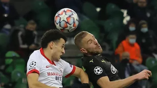 Oussama Idrissi disputa un balon aereo en un partido de futbol