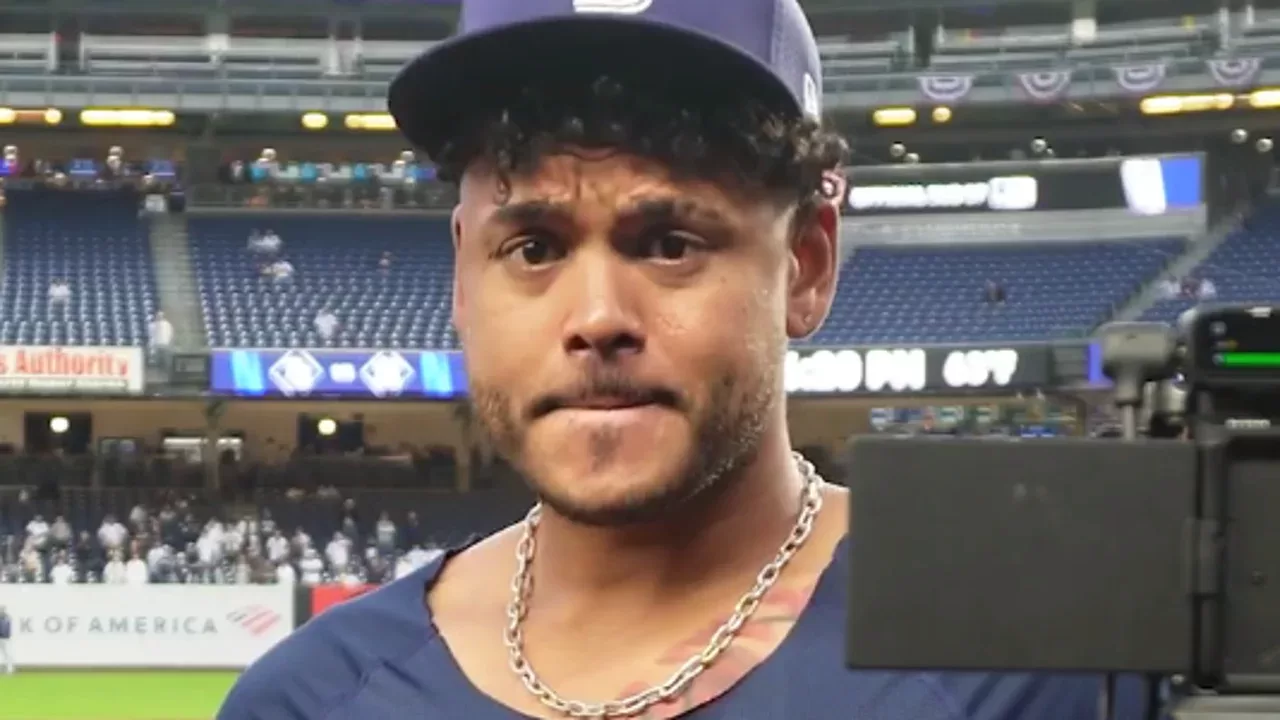 Freddy Peralta durante un partido de Grandes Ligas