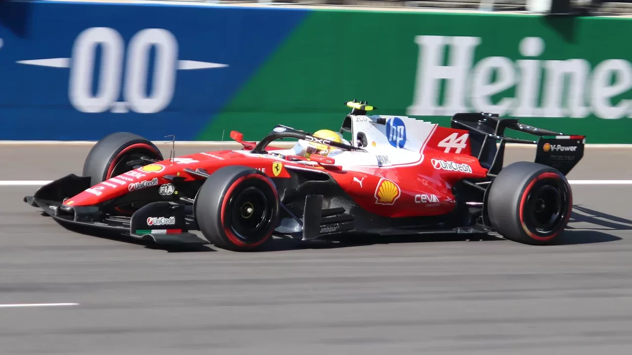 El Ferrari numero 44 de Lewis Hamilton en pista durante una sesion de clasificacion