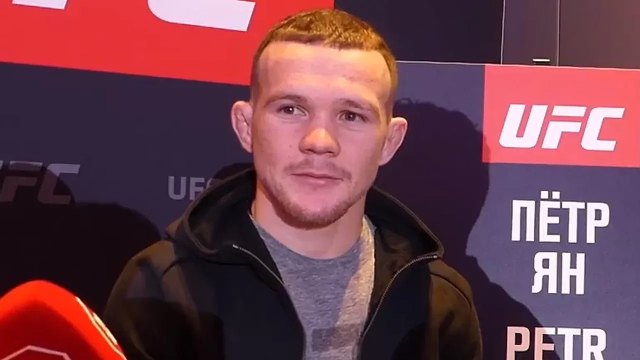Petr Yan, campeon de peso gallo de UFC, en conferencia de prensa