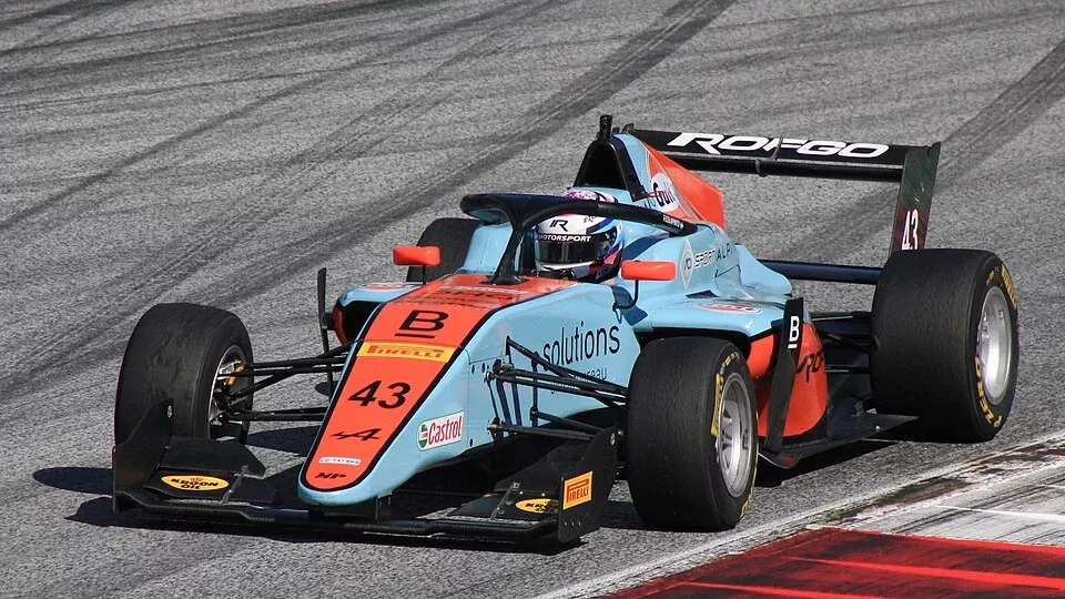 Franco Colapinto en el paddock de un Gran Premio de Formula 1