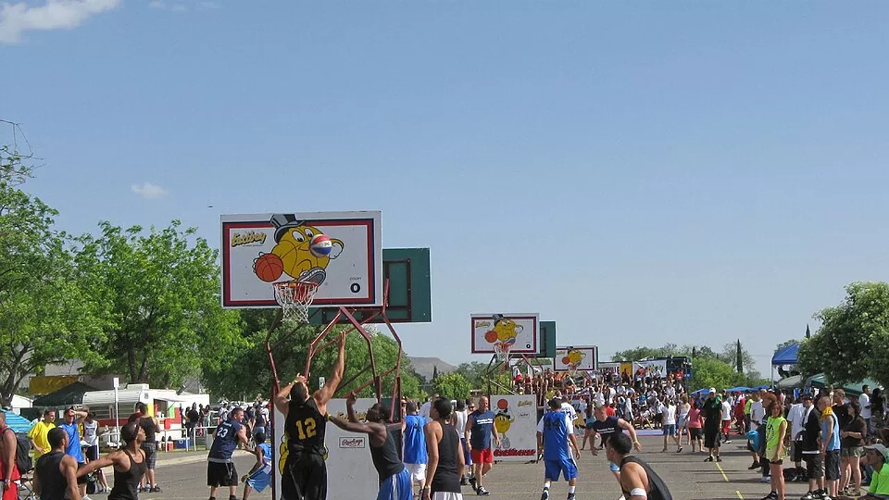 Accion de un partido de baloncesto 3x3 al aire libre (imagen ilustrativa)