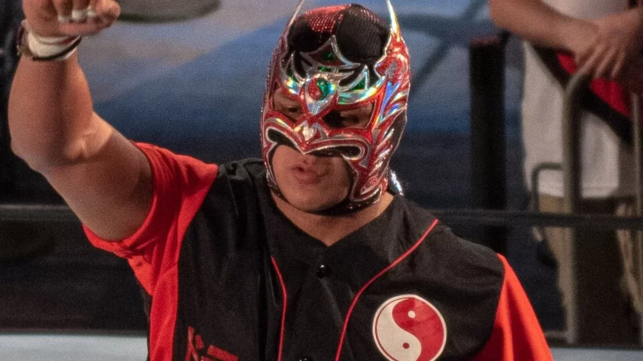 Dragon Lee, hermano de Dralistico, durante una presentacion de WWE