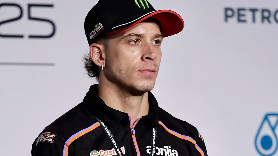 Marco Bezzecchi con la gorra de Aprilia Racing