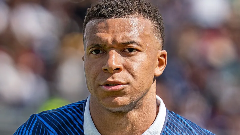 Kylian Mbappé con la camiseta del Real Madrid